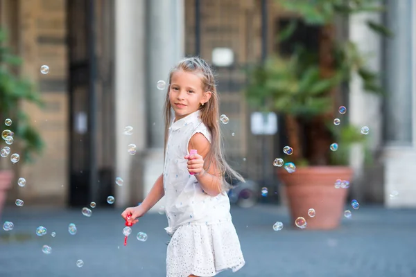 Adorabile bambina che soffia bolle di sapone a Trastevere a Roma — Foto Stock