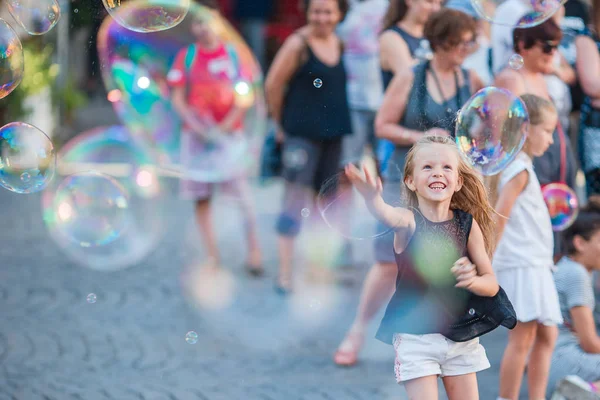 Entzückendes kleines Mädchen bläst Seifenblasen in Trastevere in Rom, Italien — Stockfoto