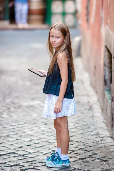夏休みの間にイタリアの都市で携帯電話でのかわいい女の子 — ストック写真