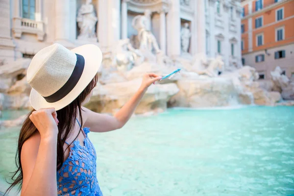 Mooie vrouw in de buurt van Trevi fontein, Rome, Italië. — Stockfoto