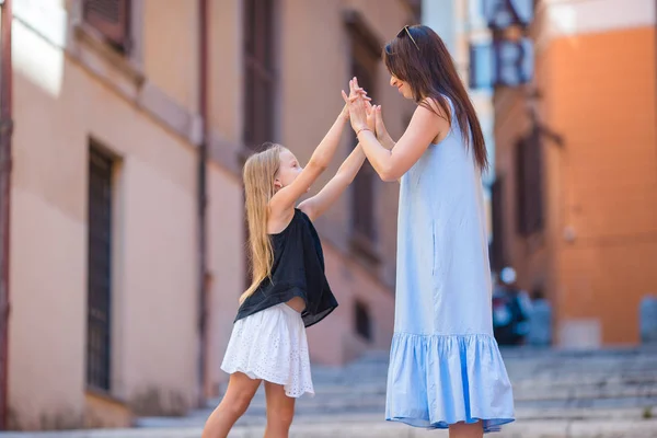 Happy mom and little adorable girl traveling in Rome, Italy — Stock Photo, Image