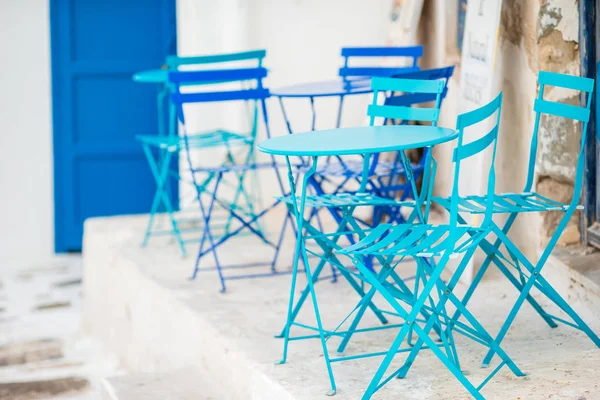 Outdoor cafe on a street of typical greek traditional village in Greece. Coffee on table for breakfast — Stock Photo, Image