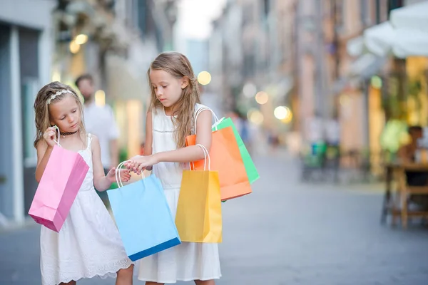 Belle sorridenti bambine con le borse della spesa — Foto Stock