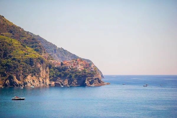Vista deslumbrante da bela e acolhedora aldeia de Corniglia na Reserva Cinque Terre — Fotografia de Stock