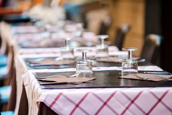 Zomer leeg open lucht restaurant in Vaticaanstad in Italië. Closeup wijnglazen op tafel — Stockfoto