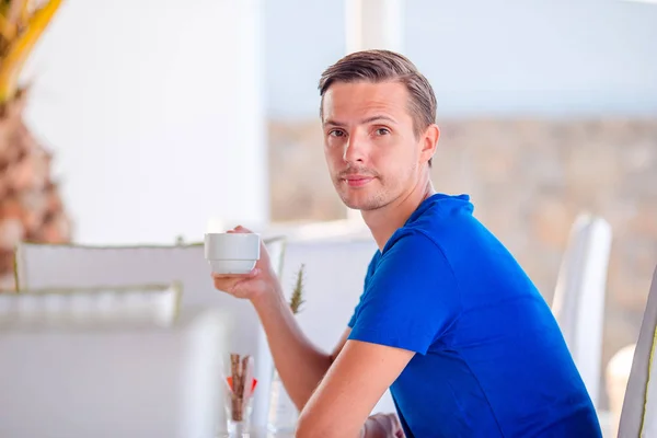 Young boy with drink outdoor in hot day — Stock Photo, Image