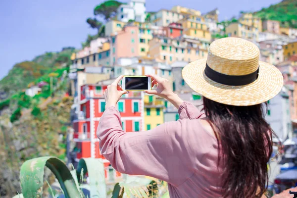 Mujer joven tomando selfie fondo hermoso viejo pueblo italiano, Cinque Terre, Liguria —  Fotos de Stock