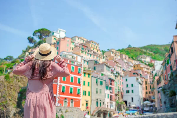 Młoda kobieta z pięknym widokiem na starą wioskę Riomaggiore, Cinque Terre, Liguria — Zdjęcie stockowe