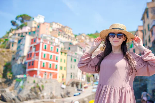 Mladá žena s krásným výhledem na starou vesnici Riomaggiore, Cinque Terre, Liguria — Stock fotografie