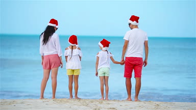 Mutlu aile Xmas tatil Noel Baba şapkası içinde iki çocuklu