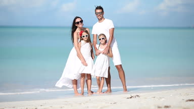 Genç aile tatil iyi eğlenceler