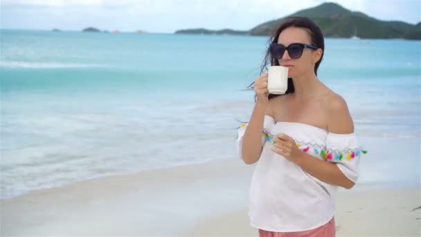 Mujer joven con taza de café caliente disfrutar de vacaciones — Vídeo de stock