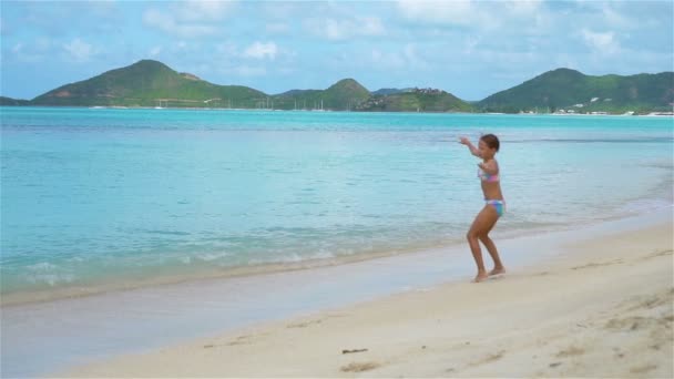 Aktives kleines Mädchen am Strand mit viel Spaß. — Stockvideo