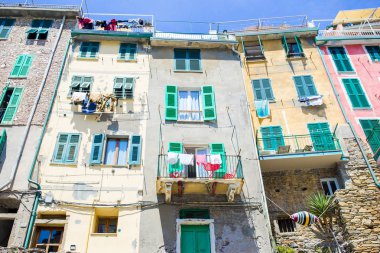 Liguria 'nın küçük bir kasabasındaki tipik evler