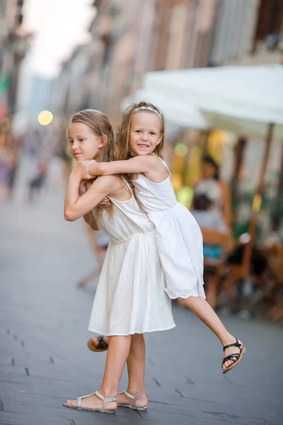 Hübsche lächelnde kleine Mädchen mit Einkaufstüten — Stockfoto