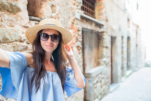 Frau macht Selfie mit ihrem Smartphone in der Stadt. junge attraktive Touristin fotografiert sich selbst — Stockfoto