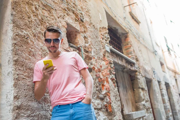 Joven hombre caucásico con teléfono celular en la ciudad europea —  Fotos de Stock