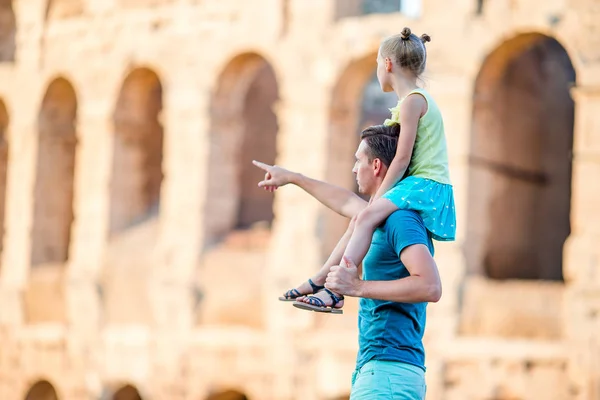 若い父親と少女背景コロッセオ、ローマ、イタリア — ストック写真