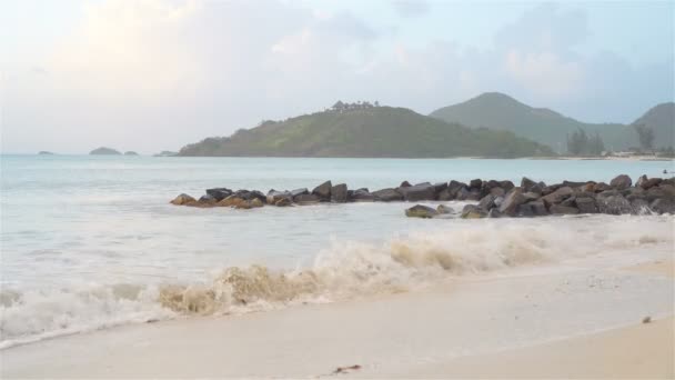 Pôr do sol bonito surpreendente em uma praia caribenha exótica — Vídeo de Stock