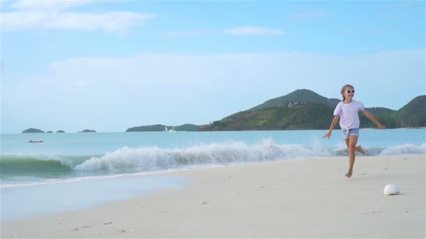 Vacker liten flicka på stranden ha kul. — Stockvideo