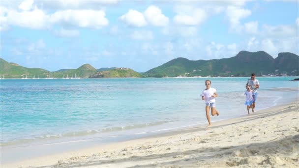 Glückliche Familie, die Spaß im Sommerurlaub am Strand hat — Stockvideo