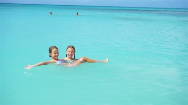 Gelukkig weinig meisjes die zwemmen in de zee tijdens de zomervakantie — Stockvideo