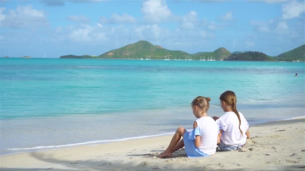 Kinderen hebben een heleboel plezier op tropisch strand samenspelen — Stockvideo