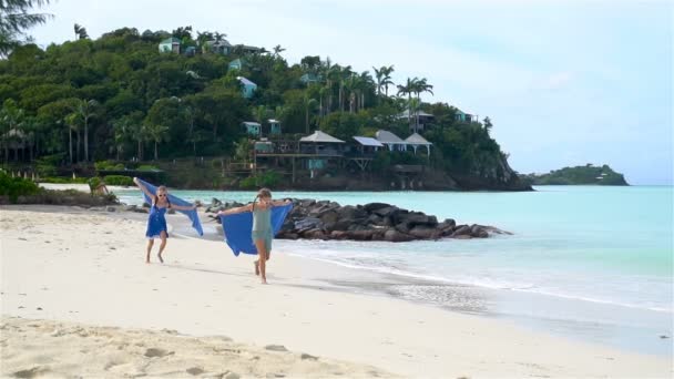 Piccole ragazze divertenti felici si divertono molto alla spiaggia tropicale giocando insieme. — Video Stock