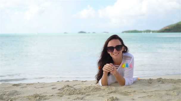 Fiatal gyönyörű nő a strandon a trópusi nyaralás alatt — Stock videók