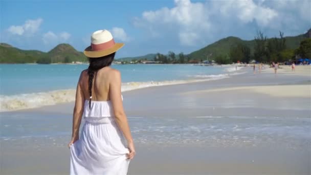 Молодая красивая женщина на белом песке тропический пляж. — стоковое видео