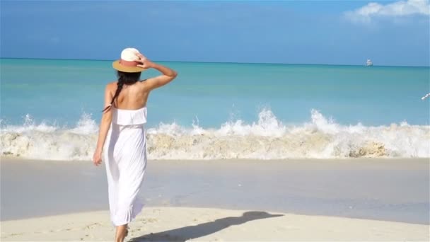 Mladá krásná žena na bílém písku tropické pláži. — Stock video