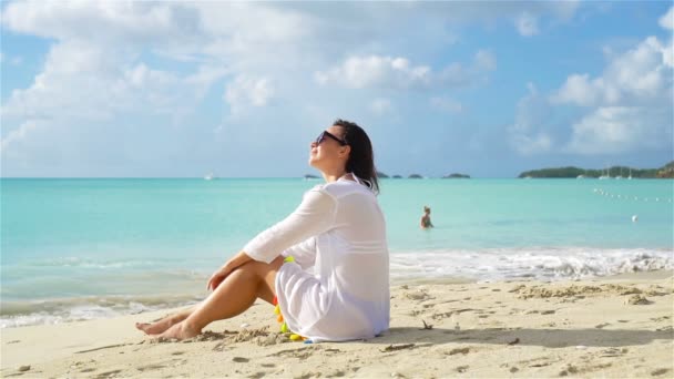 Mladá krásná žena na bílém písku tropické pláži. — Stock video