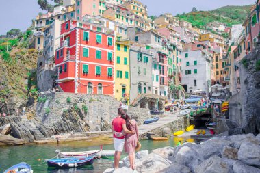 Riomaggiore, Cinque Terre, Liguria, İtalya manzaralı turistler