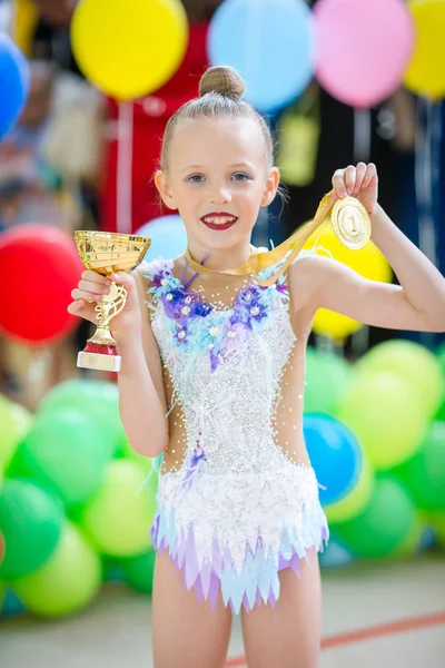 Belle petite gymnaste d'entraînement sur le tapis et prêt pour les compétitions — Photo