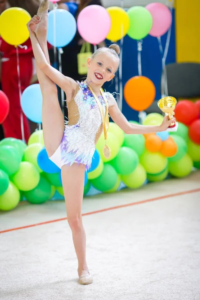 Krásná malá aktivní gymnastka dívka se svým výkonem na koberci — Stock fotografie