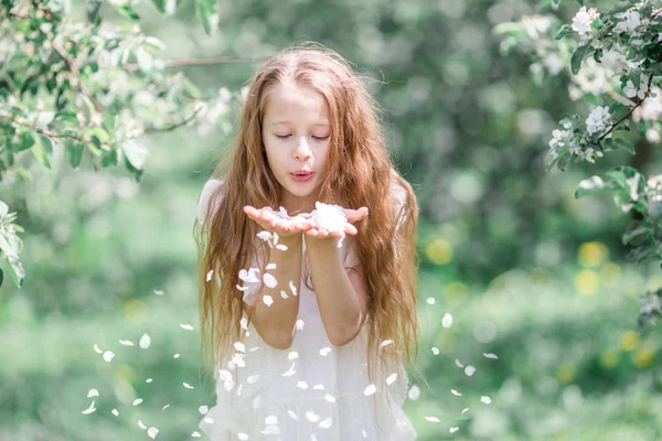 美しい春の日にリンゴの庭を開花中の愛らしい女の子 — ストック写真