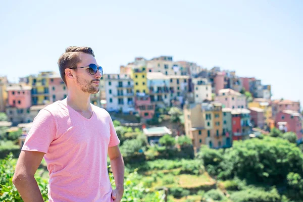 Turist tittar på naturskön utsikt över Manarola, Cinque Terre, Ligurien, Italien — Stockfoto