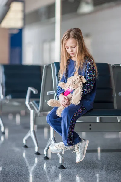 Adorable niña en el aeropuerto cerca de gran ventana interior —  Fotos de Stock