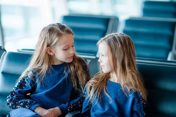 Niñas adorables en el aeropuerto cerca de ventana grande — Foto de Stock