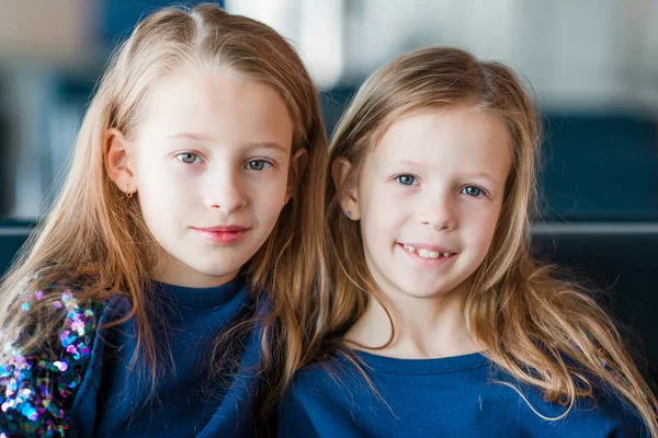 Meninas no aeroporto enquanto esperam pelo embarque — Fotografia de Stock