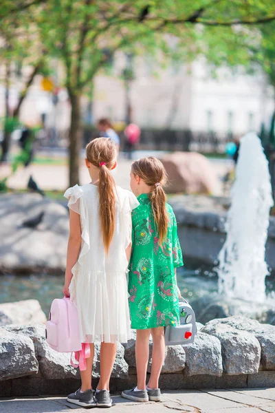 Kleine schattige meisjes in warme dag buiten in de stad — Stockfoto