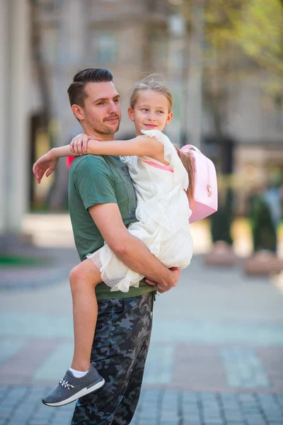 Gelukkig vader en weinig schattig meisje in de stad buiten — Stockfoto