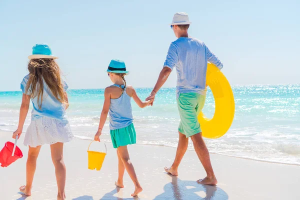 Vader en kinderen genieten van strandvakantie — Stockfoto