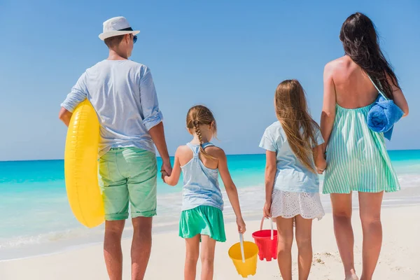 Giovane Famiglia Vacanza Sulla Spiaggia Concetto Viaggio Familiare — Foto Stock