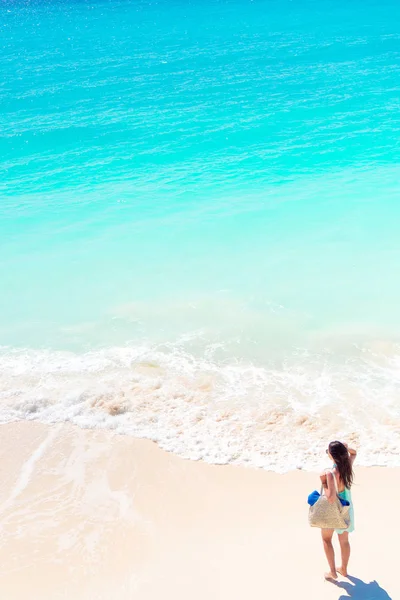 Fille heureuse à la plage avoir beaucoup de plaisir en eau peu profonde — Photo