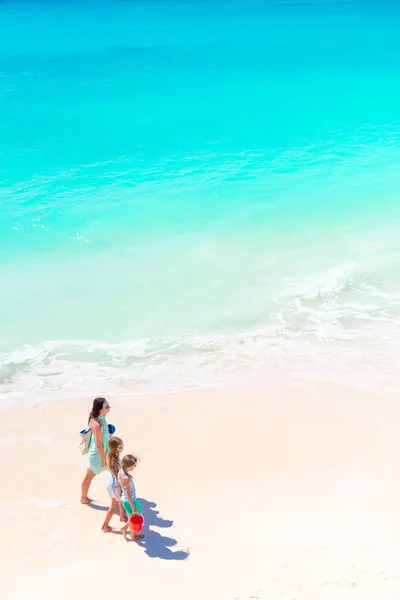 Urocze dziewczynki i młoda matka na białej plaży. — Zdjęcie stockowe