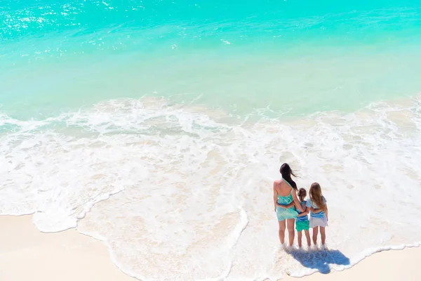 Adorables niñas y madres jóvenes en la playa blanca . — Foto de Stock