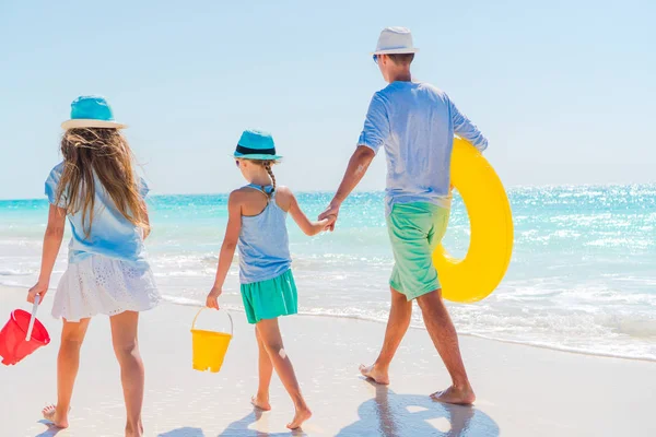 Padre e hijos disfrutando de vacaciones de verano en la playa — Foto de Stock