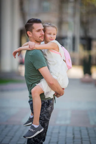 Szczęśliwy tata i mała urocza dziewczyna w mieście na świeżym powietrzu — Zdjęcie stockowe