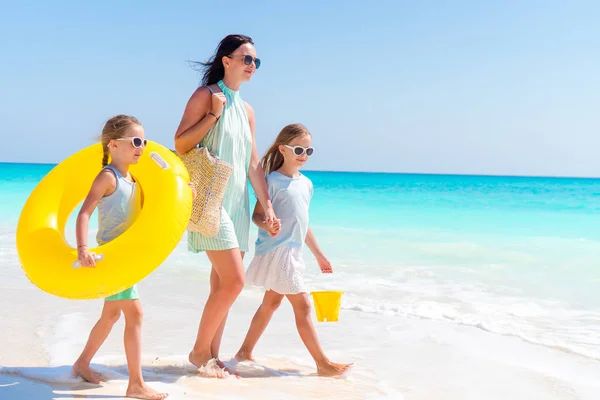 Adorable little girls and young mother on white beach. — Stock Photo, Image